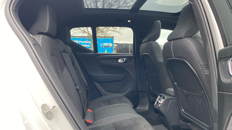 Volvo XC40 2.0 B3P Ultimate Dark 5dr Auto Petrol Estate